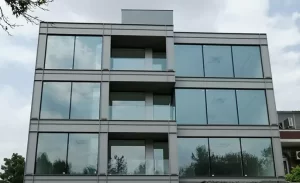 اجرای نمای شیشهای ساختمان در شیراز