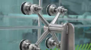 یراق اسپایدر در نمای ساختمان